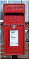 TA2243 : Close up, Elizabeth II postbox on Cliff Lane, Mappleton by JThomas