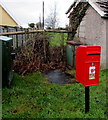 SN1108 : Queen Elizabeth II postbox alongside the A478, Begelly by Jaggery