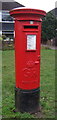 SE9825 : George V postbox on Marine Drive, North Ferriby by JThomas