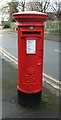 TA0929 : Elizabeth II postbox on Brunswick Avenue, Hull by JThomas