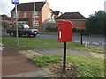 SE9426 : Elizabeth II postbox on Alder Close, Brough by JThomas