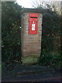 SE8930 : Elizabeth II postbox on Beck Road, Everthorpe by JThomas