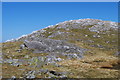 SH8624 : Quartz outcrops arc the western side of Aran Benllyn summit by Andrew Hill