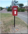 NZ3163 : Elizabeth II postbox on Campbell Park Road, Hebburn by JThomas