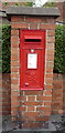 Elizabeth II postbox on Wear View, Byers Green