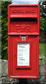 NZ0726 : Close up, Elizabeth II postbox, The Edge by JThomas