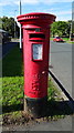 Elizabeth II postbox on Mainway East, Middleton