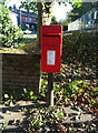 Elizabeth II postbox on Broad Lane