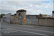 O1334 : An arch, Conyngham Rd by N Chadwick