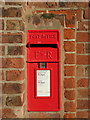 E II R letter box on the Bunbury Arms, Stoak