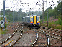 NS2943 : Train leaving Kilwinning station by Thomas Nugent