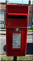 TA0427 : Close up, Elizabeth II postbox on Gershwin Avenue, Hull by JThomas