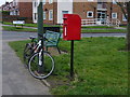 TA0433 : Elizabeth II postbox on George Street, Cottingham by JThomas
