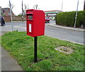 TA0433 : Elizabeth II postbox on Queen's Way, Cottingham by JThomas