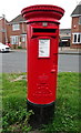 TA0429 : Elizabeth II postbox on Maplewood Avenue, Hull by JThomas