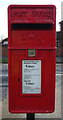 TA0833 : Close up, Elizabeth II postbox on Welwyn Park Drive, Hull by JThomas