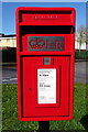 TA1133 : Close up, Elizabeth II postbox on Noodle Hill Way, Hull by JThomas