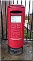 TA1033 : Elizabeth II postbox, Bransholme Shopping Centre by JThomas