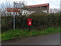 Elizabeth II postbox near Yewtree Farm