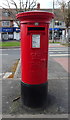 TA0230 : Elizabeth II postbox on Kingston Road, Willerby by JThomas