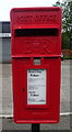 Elizabeth II postbox on Manor Drive, Upton