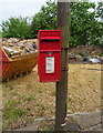 Elizabeth II postbox on the A51, Hill Chorlton