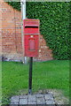SP0772 : Elizabeth II postbox on Seafield Lane, Newlands by JThomas