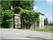 SJ2830 : Disused Lodge and Gates, Brogyntyn Park, Oswestry by Chris Andrews