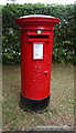 Elizabeth II postbox on Barrington Avenue, Watchfield