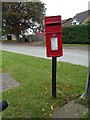 Elizabeth II postbox on Campden Road, Shipston-on Stour