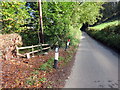 Llwybr yn gadael yr heol / Path exiting the road