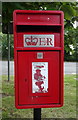 Elizabeth II postbox on Woodland View, North Wroughton