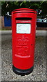 Elizabeth II postbox on the A4361 Wroughton