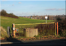 SE2225 : Gate, Carlinghow Lane, Batley by habiloid