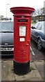 TA1431 : Elizabeth II postbox on Greenwich Avenue, Hull by JThomas