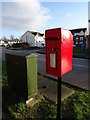 TA1133 : Elizabeth II postbox on Howdale Road, Hull by JThomas