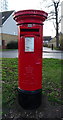TA1332 : Elizabeth II postbox on Saltshouse Road, Hull by JThomas