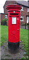 TA0439 : Elizabeth II postbox on Grovehill Road, Beverley by JThomas