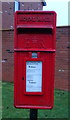 TA0438 : Elizabeth II postbox on Beverley Parklands by JThomas