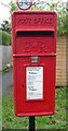 SE9937 : Close up, Elizabeth II postbox on Middlehowe Green, Walkington by JThomas