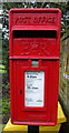 TA2032 : Elizabeth II postbox on Humbleton Road, Lelley by JThomas
