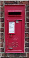 SE6334 : Elizabeth II postbox on York Road, Barlby by JThomas