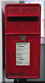 SE6132 : Elizabeth II postbox, Selby Railway Station by JThomas