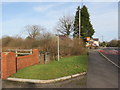 Llwybr yn gadael yr A476 / Path exiting the A476