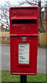 SE6137 : Elizabeth II postbox on Back Lane, Riccall by JThomas