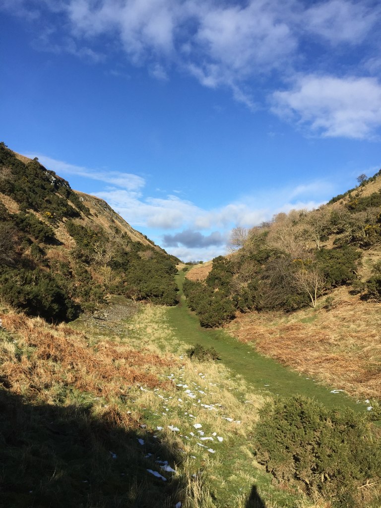 spectacular-dry-valley-leanmeanmo-geograph-britain-and-ireland