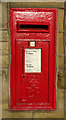 Elizabeth II postbox on High Road, Earlsheaton