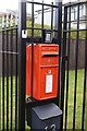 Elizabeth II postbox near Yard Mead, Egham