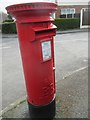 Elizabeth II pillar box on Victoria Drive, Llandudno Junction