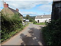 Heol fach yn mynd heibio i ffarm / Minor road passing a farm